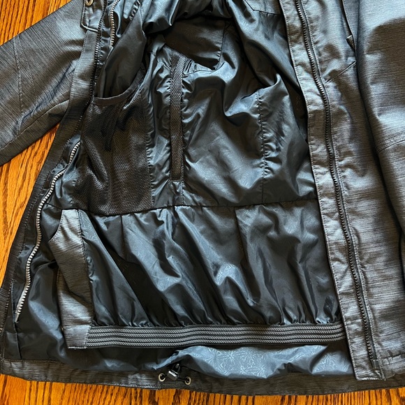 SOLD Columbia Women’s Omni-Tech Rain Jacket; Size Small - Picture 9 of 14